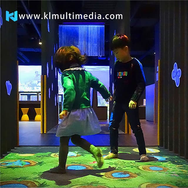 Интерактивный напольный проектор