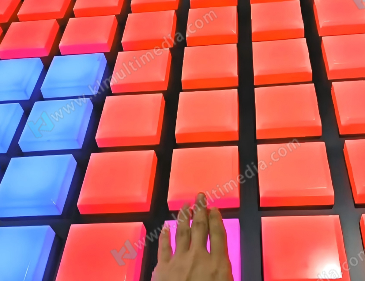 Когда вы прикасаетесь к нему, он может загореться и воспроизвести звук.